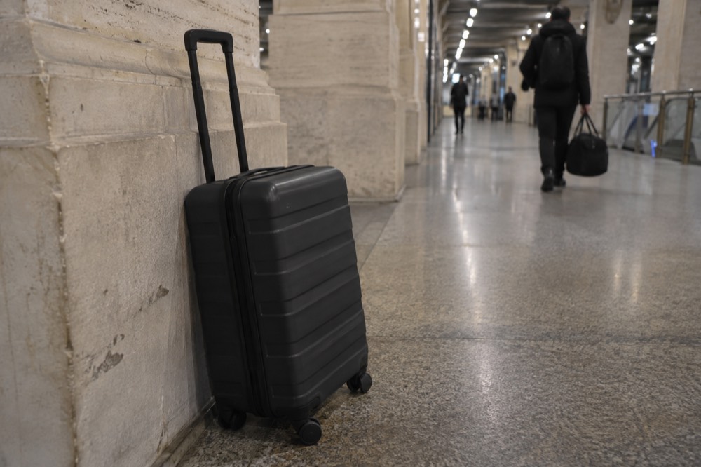 The lower ground floor corridor of Gare du Nord near the left luggage office
